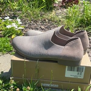 Sketchers slip-in leather knit memory foam shooties